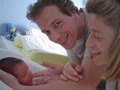 Ome Ed en tante Arion zijn blij met hun kleine Sophie